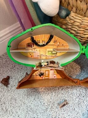 Disney parks tree of life  Fold-Open Playset in Green